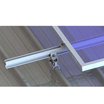 Gắn kết mái kim loại năng lượng mặt trời Seam đứng