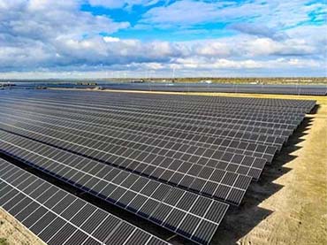 Lắp đặt hệ thống giá treo tấm pin mặt trời cố định trên mặt đất
